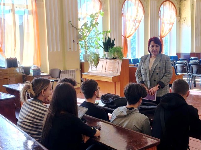  Учні 11-Б класу зацікавлено слухають інформацію